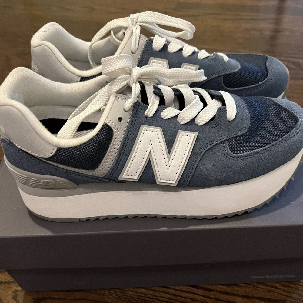 New Balance Women’s 574 Navy and Gray Athletic Shoe Size 8.5 - Picture 4 of 9